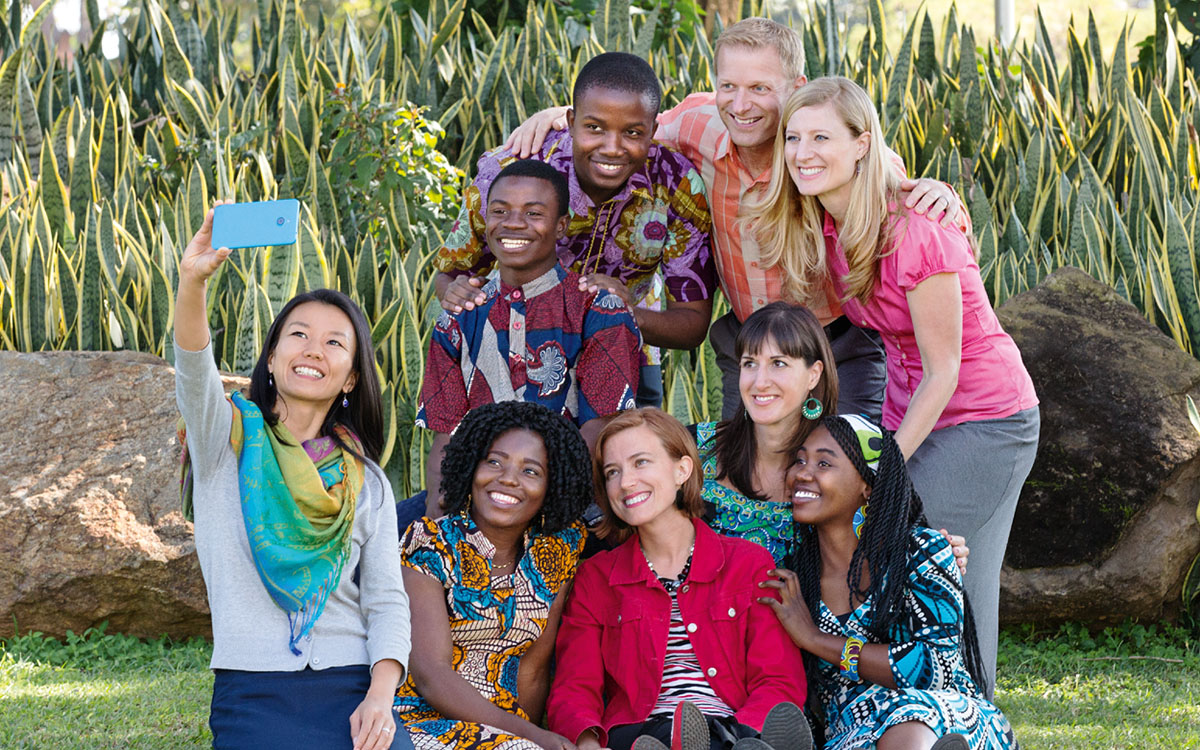 Bantemu bansonga ba makoba mashilangane, bavuale bilamba bishilangane, badikuata foto