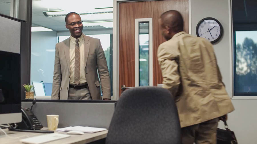 Tshimfuanyi tshia mu filme wa “Enzela Yehowa mudimu ne anyima webe yonso.” Jason ne Thomas bumbuka ku mudimu pa dîba bua kuya mu bisangilu.