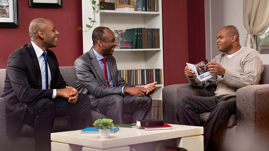 Bakulu babidi bakumbula muanetu wa balume ukadi mulekele kuyisha ne kubuela mu bisangilu, bamubikila mu Tshivulukilu.