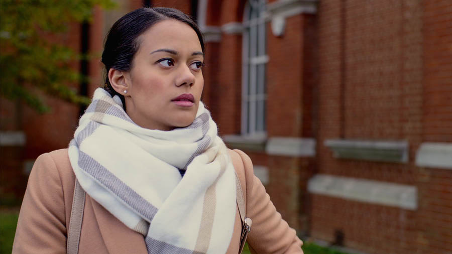 Tshimfuanyi tshia mu filme wa ‘Akaja nyishilu webe, upete disanka dia kuvuija bantu bayidi: Longesha ne disanka.’ Neeta umueneka mutekete mu maboko bua mudi Jade mubenge bua bobu kulonga Bible.