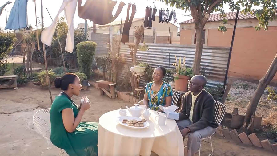 Tshimfuanyi tshia mu filme wa “Ikala anu ne kondo ka muoyo kimpe.” Emma ulomba Charlotte ne bayende Allan mibelu.