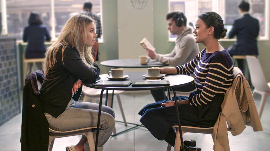 Tshimfuanyi tshia mu filme wa “Ambuluisha balongi bebe ba Bible bua bikale babuela mu bisangilu.” Neeta ubikila Jade mu bisangilu.