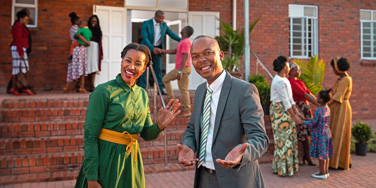 Bena dibaka bimane pambelu ku Nzubu wa Bukalenge bajingilangana difika dilenga ne disanka dionso.