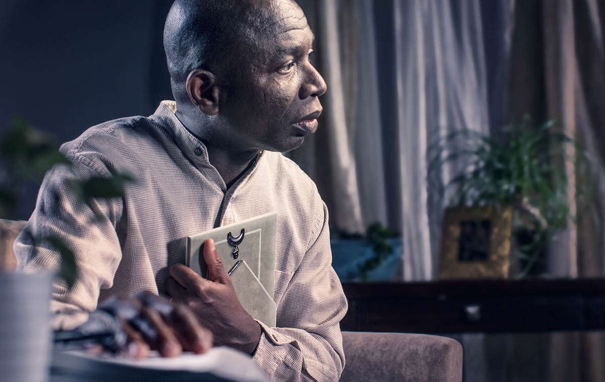 Muanetu wa balume kampanda udi mubungame muteka foto mu tshiadi.