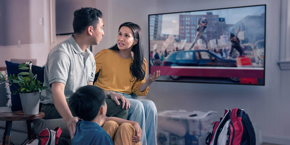 Bena mu dîku bamona ngumu ya ndululu ya bantu ku TV. Badi ne tshibuta tshia kunyema natshi pabuipi nabu.