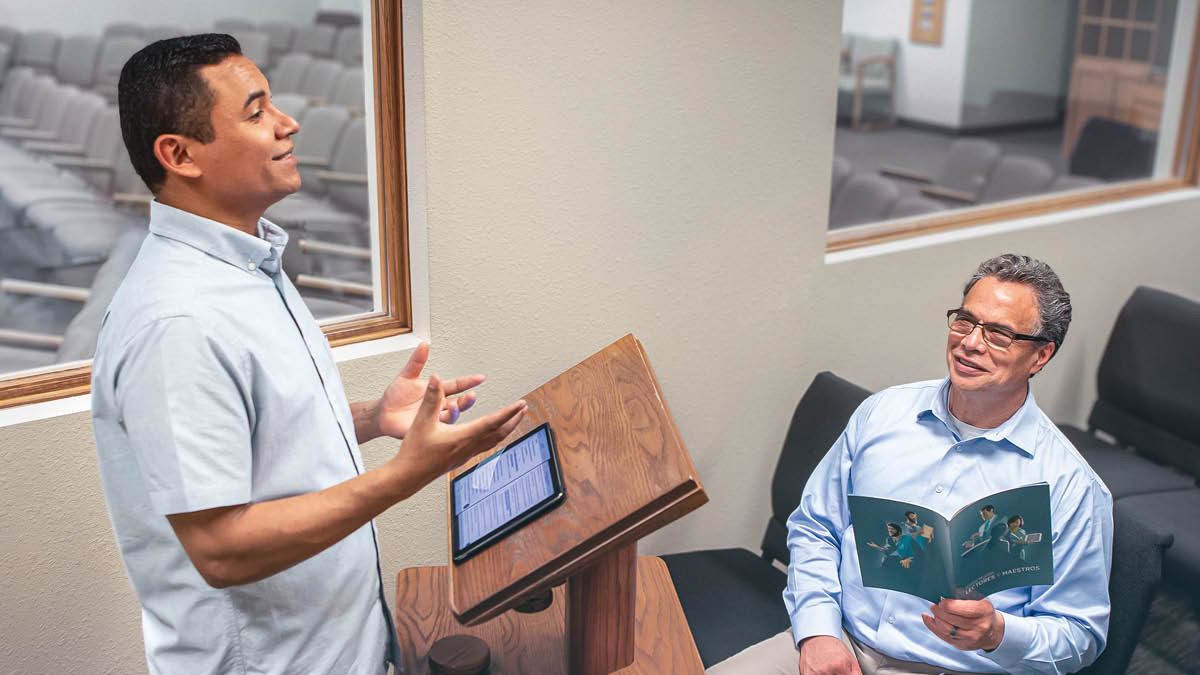 Mukulu uteleja muanetu wa balume padiye wambulula muyuki. Mukulu au mmukuate broshire wa “Dilongesha” ku bianza mubulula.