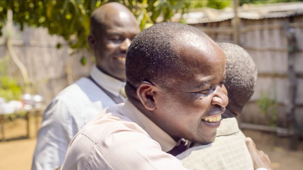 Tshimfuanyi tshia mu filme wa “Balami badi batabalela tshisumbu tshia mikoko.” Mukulu wela Elias mu tshitupa ne disanka dionso.