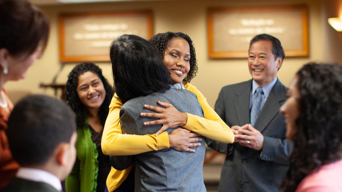 Bana betu ba bakaji babidi belangane mu tshitupa ku Nzubu wa Bukalenge. Bantu bakuabu bimane pabu muaba au ne disanka.