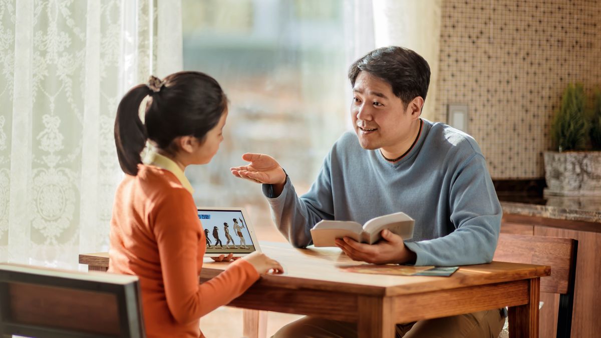 Tatu weleshisha muanende wa bakaji meji ne Bible. Baleje mu tablete wende dilongesha dia ne: mmuntu mufume ku tshimpanzen.