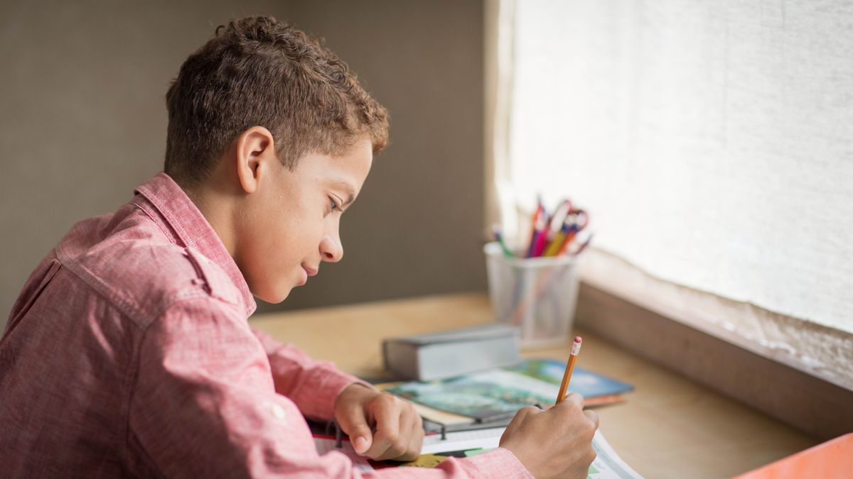 Muanetu wa balume udilongela Bible. Muteke broshire wa “La vie a-​t-​elle été créée?” pa mêsa.