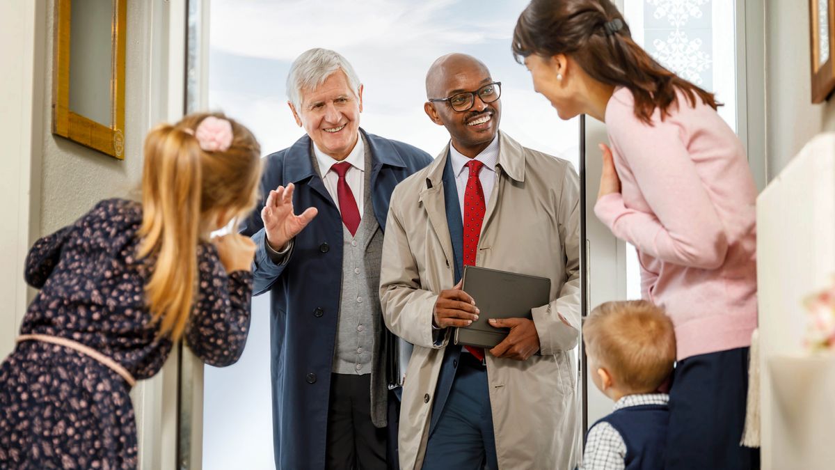 Bakulu babidi balue kutangila muanetu wa bakaji ne bana bende babidi.