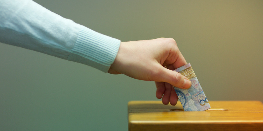 Muntu wela makuta mu kashete ka mapa