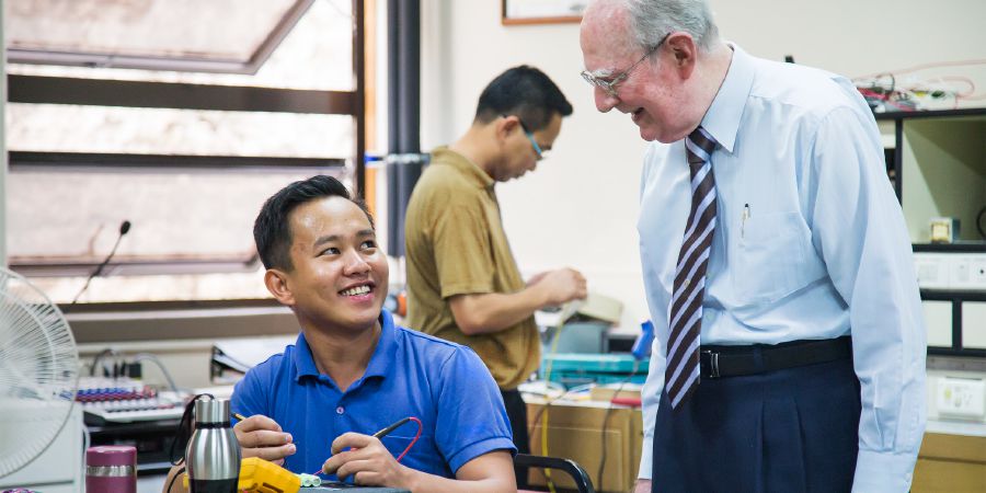 Denton Hopkinson uyukila ne nsonga udi wenza mudimu ku Betele wa mu Philippines