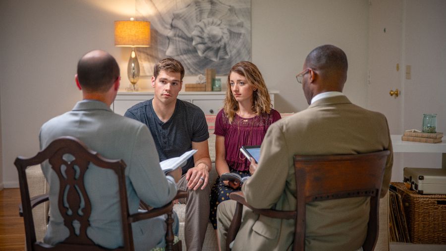 Bakulu babidi babela mulume ne mukajende ne mêyi a mu Bible