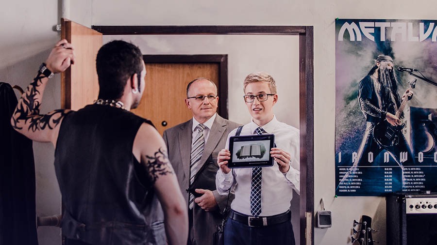 Muanetu wa balumue mu buambi uleja muntu filme wa Bua tshinyi kulonga Bible? Muntu au mmudizole pambidi ne mmuvuale bikanu binene