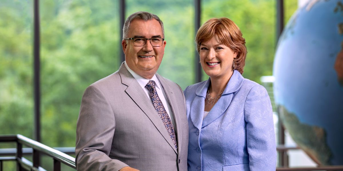 Kenneth Cook ne mukajende Jamie