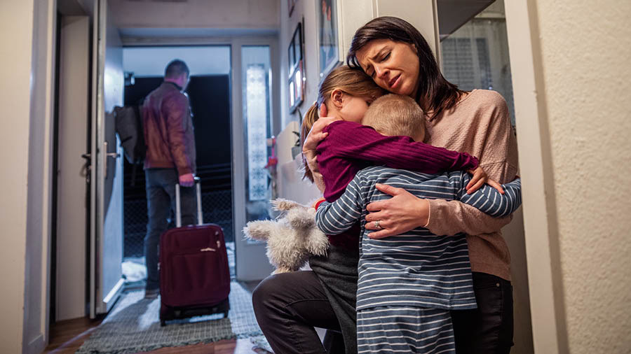 Tatu kampanda muambule tshibuta tshiende tshia bilamba umbuka kumbelu. Mamu muele bana bende babidi mu maboko badila muadi.