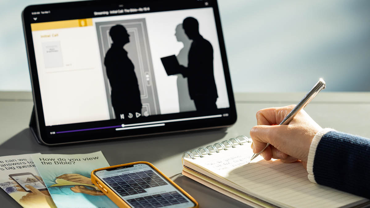 Muanetu wa bakaji ufunda malu padiye utangila filme wa dinaya dia mua kuyukila ne bantu mu tshisangilu tshia munkatshi mua lumingu. Udi kabidi ne imue trakte ku luseke aku ne telefone muikale ne JW Library mukangula.