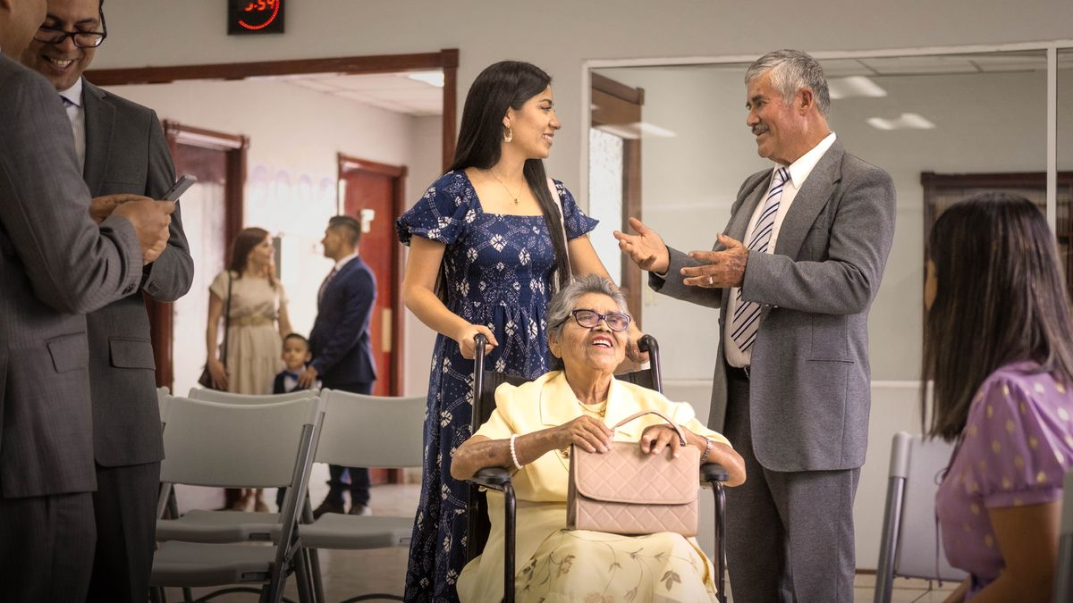 Mukulu wela muanetu wa bakaji kalumbadi bua mudiye wambuluisha muanetu mukuabu udi mu kakalu ka balema.