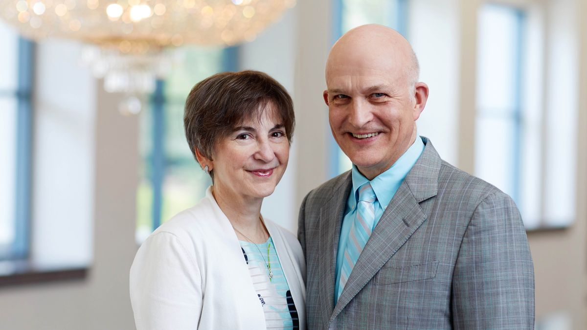 Philip Brumley ne mukajende Elizabeth.