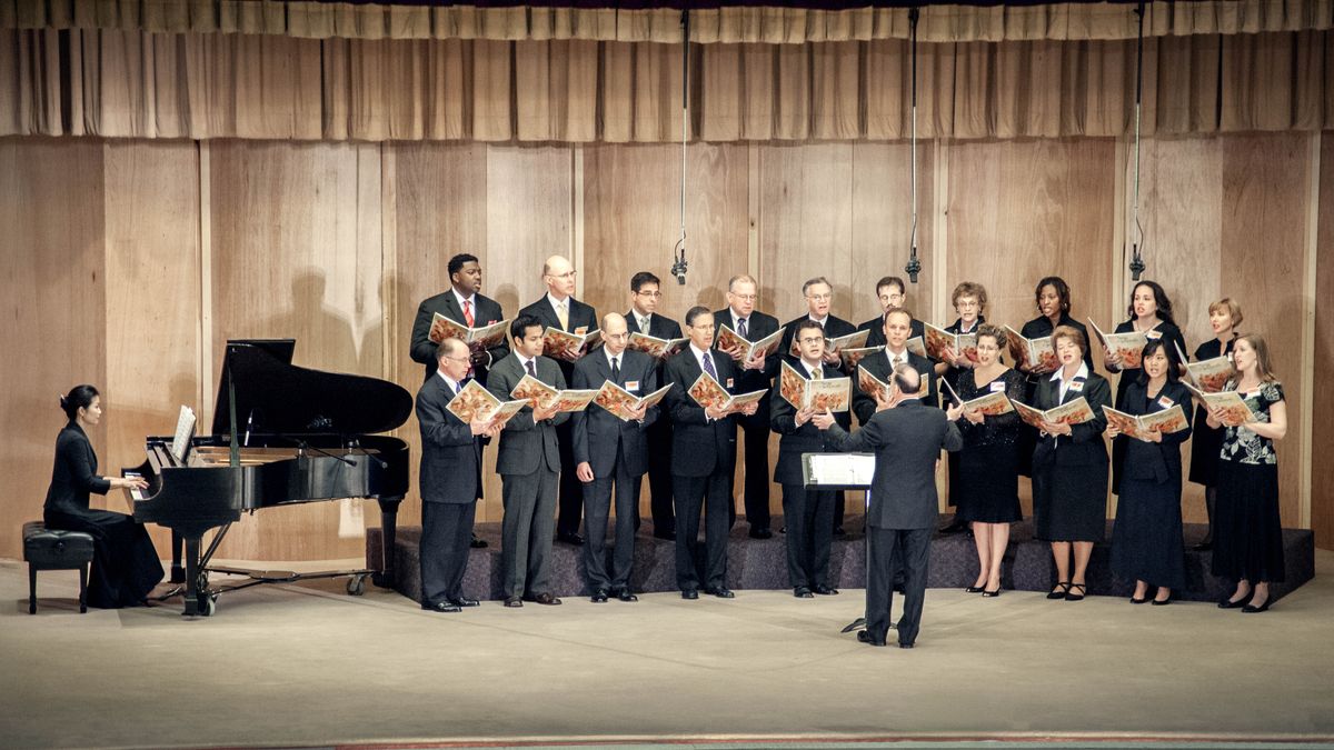 Muanetu Splane ulombola tshisumbu tshia bimbi ba misambu 20 ba Watchtower. Muanetu wa bakaji mukuabu wenda wimba tshiombelu tshia piano.