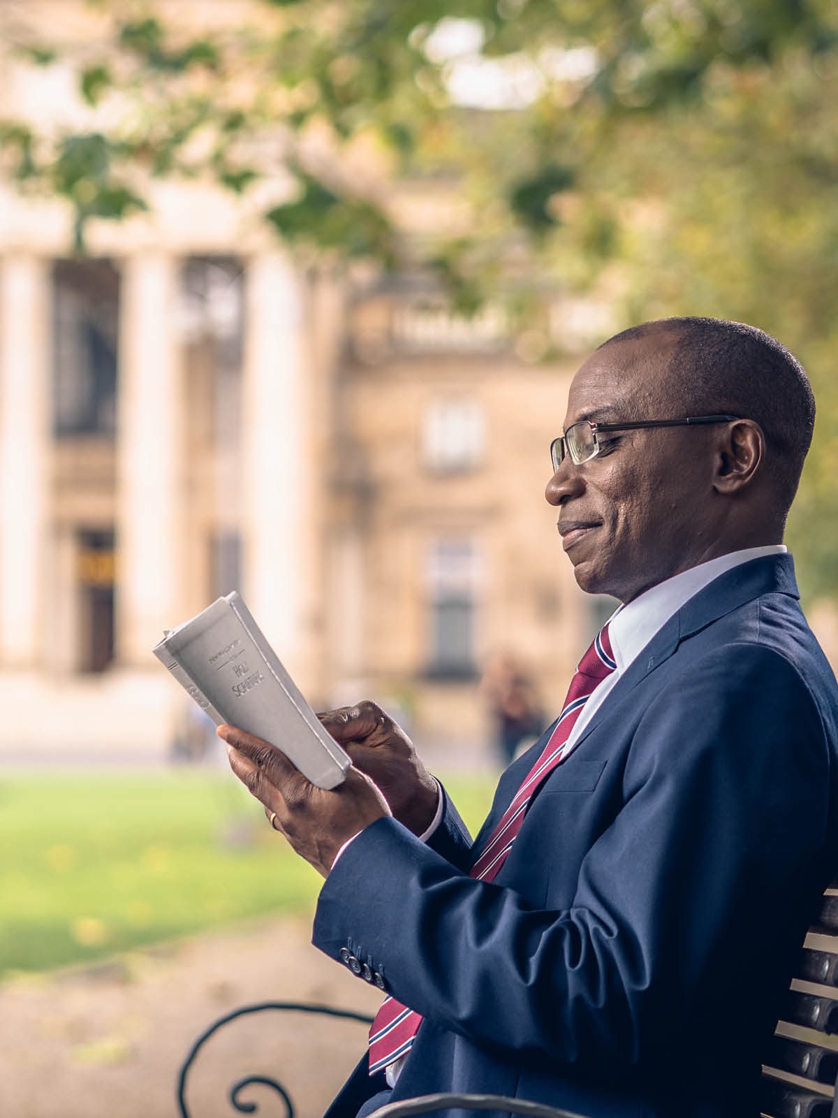 Tatu ubala Bible padiye musombe kumpala kua nzubu kampanda wa mbulamatadi.