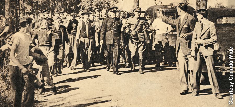 En 1945, un grupo de gente furiosa en Canadá caminando hacia unos testigos de Jehová.