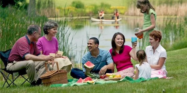 Un grupo de amigos de mente espiritual disfrutando juntos de un día de campo