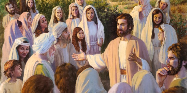 Jesús enseñando a amar a Jehová a una multitud