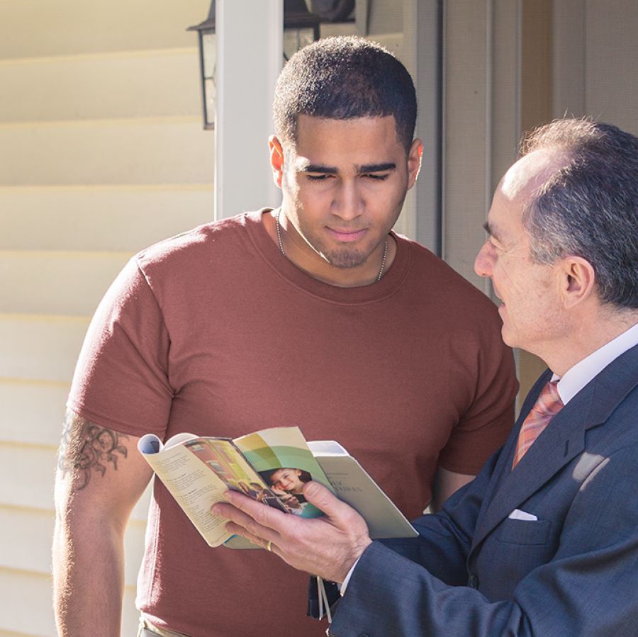 Un testigo de Jehová le predica a un hombre