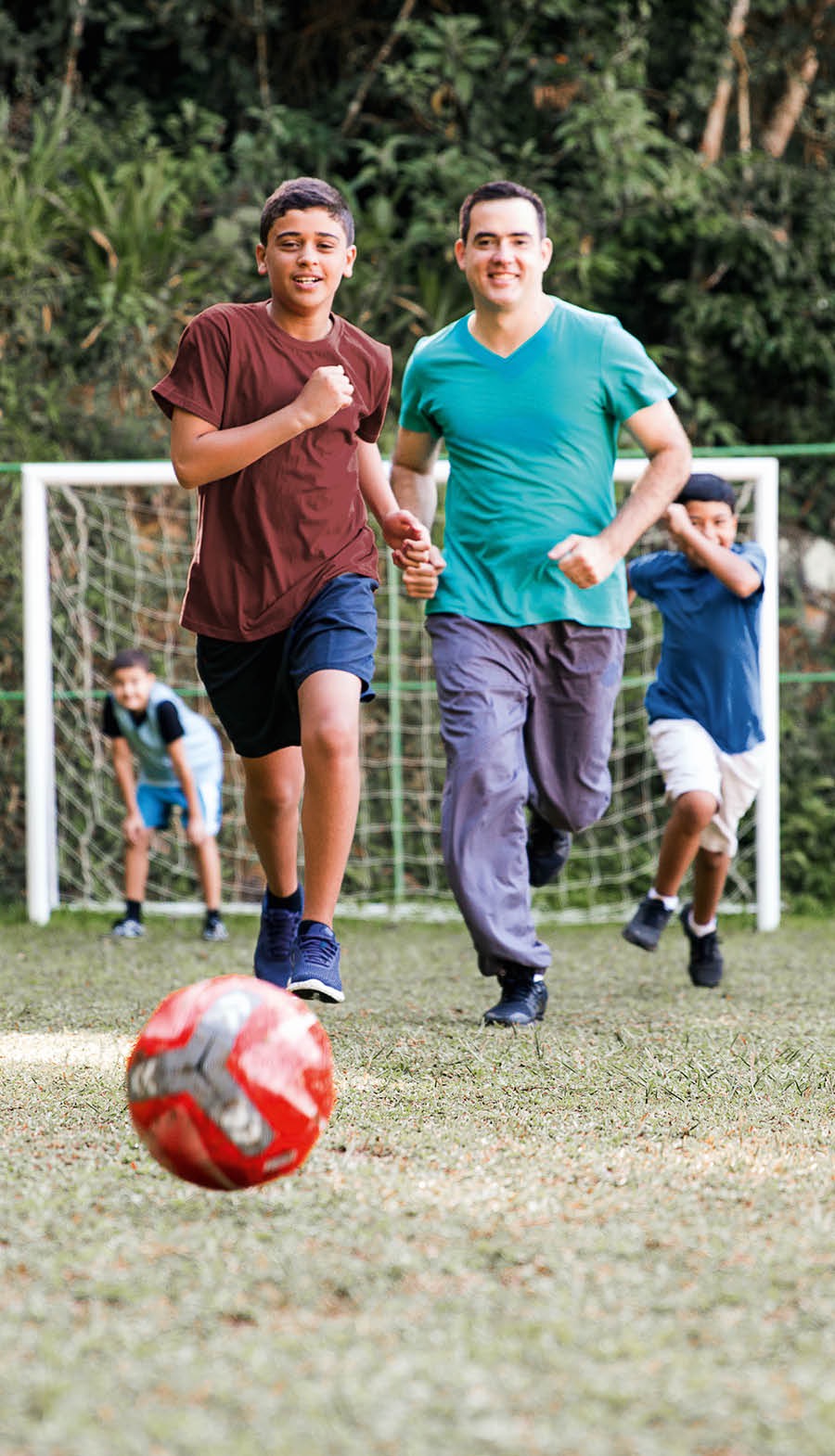 Un hermano juega al fútbol con unos jóvenes Testigos