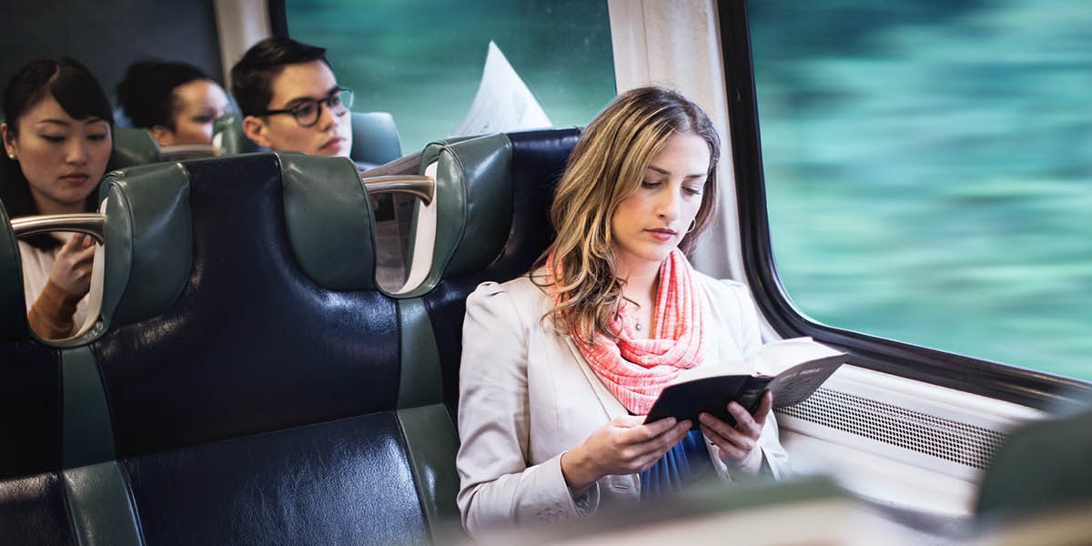 Una mujer lee la Biblia en el tren