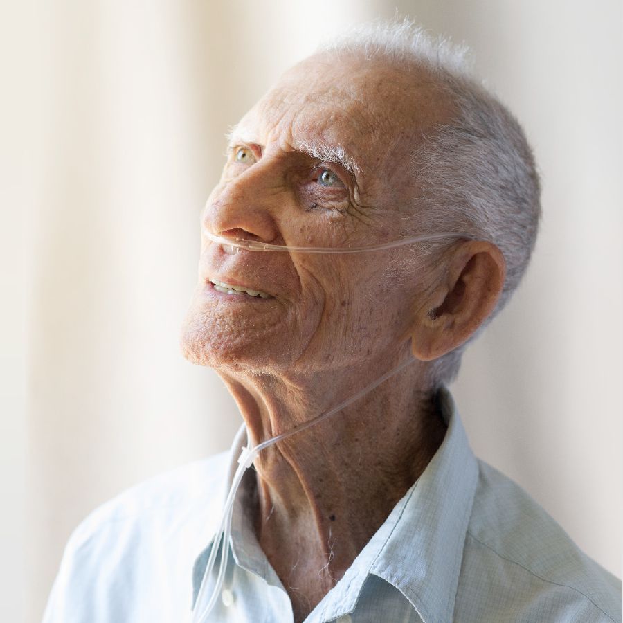 Luis, waqt li qiegħed bl-ossiġnu, jgħolli rasu u jitlob lil Ġeħova