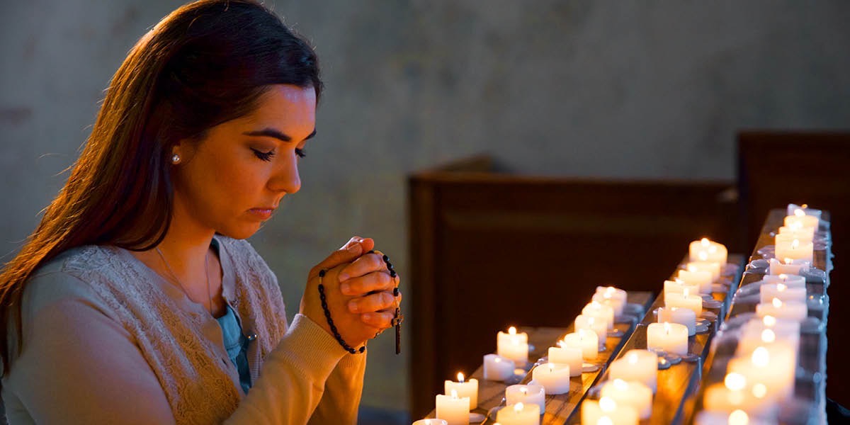 Mara titlob bir-rużarju quddiem xemgħat mixgħula
