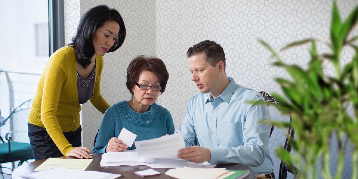 Koppja tiddiskuti trattament mediku maʼ xi ħadd għażiż li għandu marda terminali