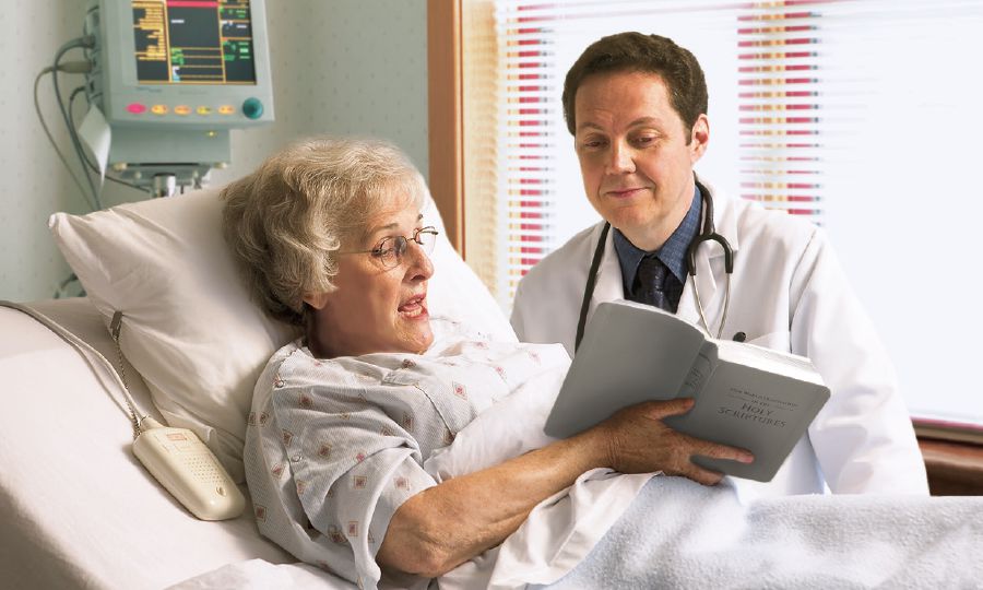 Iin ñá hermana ñá ndíka̱a̱ hospital xíniñúʼuñá Biblia ña̱ káʼa̱nñá xíʼin ta̱ doctor xa̱ʼa̱ ni̱i̱