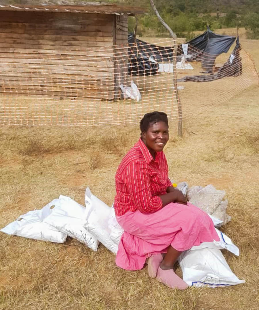 Ñá Prisca íyoñá chí yéʼéñá xíʼin ku̱a̱ʼá bolsa ña̱ comida.