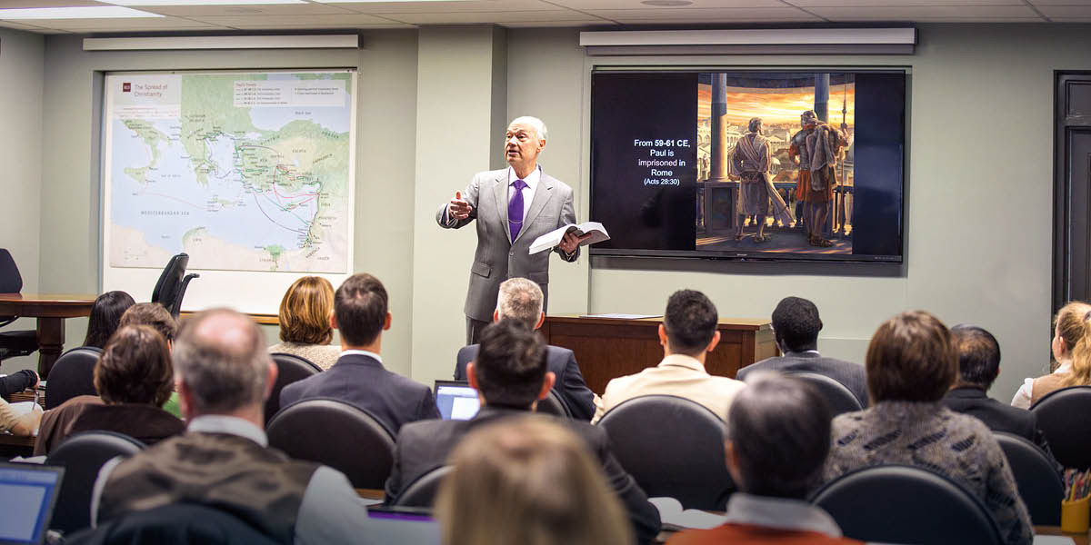 Ta̱ hermano Stephen Lett, ta̱ kúú Cuerpo Gobernante, táxira clase ña̱ Escuela ña̱ Galaad.
