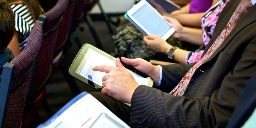 Na̱ testigo Jehová xíniñúʼuna JW Library ti̱xin ña̱ congregación