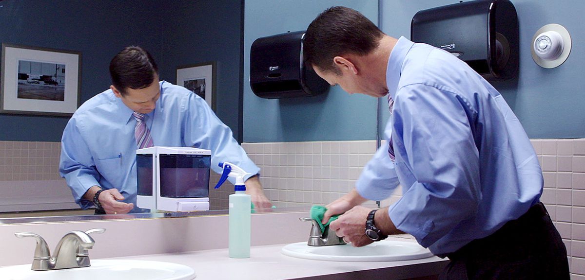 Iin ta̱ hermano ndáya̱kúnra baño ña̱ Salón ña̱ Reino