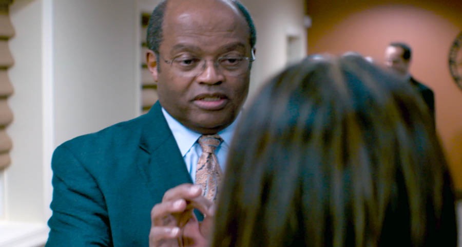 Ta̱ hermano Hernández va̱ása sánáʼa̱ra ña̱ vitá íyo inira ña̱ ka̱ʼa̱nra xíʼin ña̱ Sara