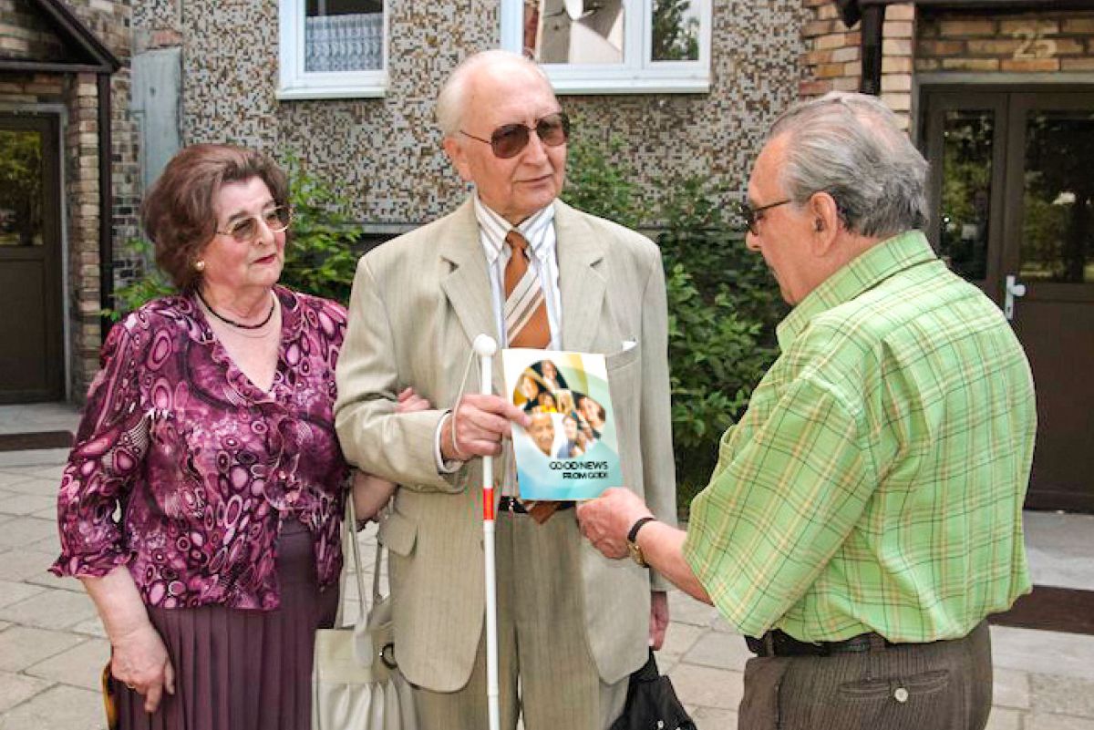 Iin ta̱ hermano ta̱ kǒo túvi nu̱ú ndítáʼanra xíʼin ñá síʼíra nátúʼunna xa̱ʼa̱ Ndióxi̱