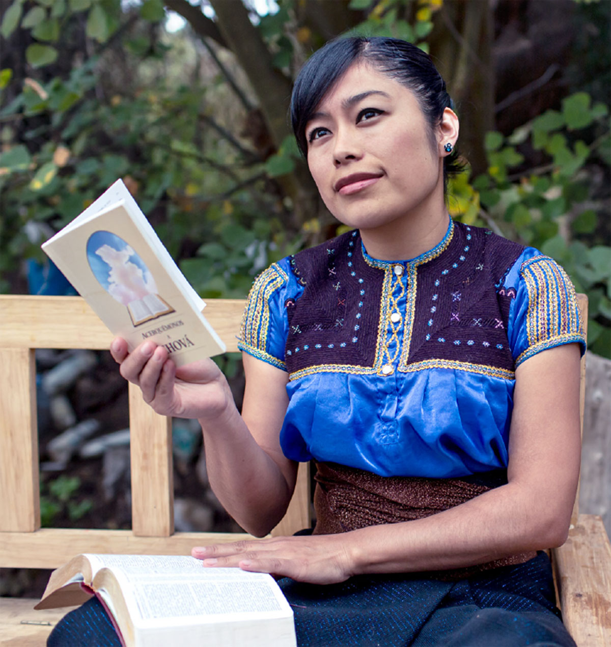 Iin ñá hermana ndákanixi̱níñá xa̱ʼa̱ ña̱ ka̱ʼviñá nu̱ú libro Acerquémonos a Jehová xíʼin xa̱ʼa̱ ña̱ ka̱ʼviñá nu̱ú Biblia