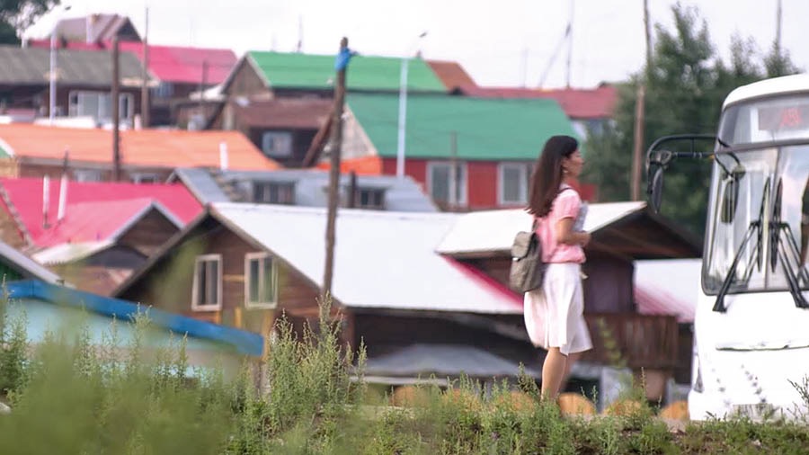 Iin na̱ʼná iin ñá hermana ñá va̱xi nu̱ú video U̱ni̱ ná hermana ná ñuu Mongolia: ñá Undraa, iin ñá hermana ñá kúú precursora, xa̱a̱ ku̱nu̱mí ndaañá iin autobús