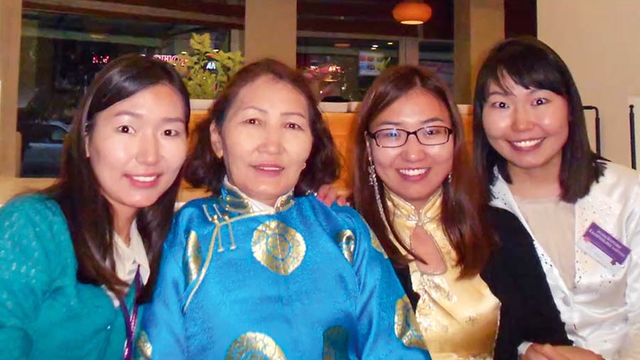 Iin na̱ʼná iin ñá hermana ñá va̱xi nu̱ú video U̱ni̱ ná hermana ná ñuu Mongolia: u̱ni̱ ná hermana ná kúú precursora íyoná xíʼin siʼíná