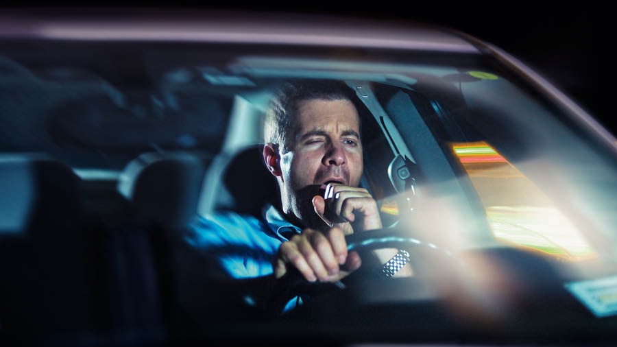 Iin ta̱ hermano kúni̱ ku̱sunra tá kávara iin carro ñuú