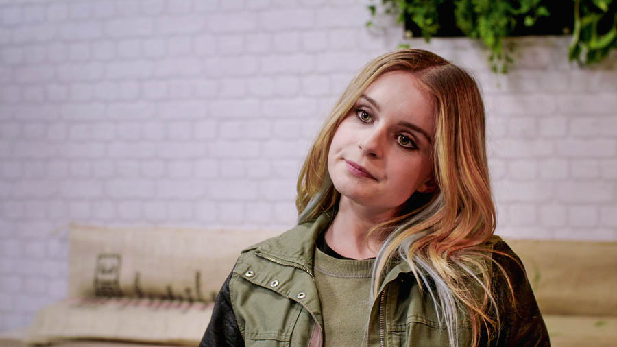 Iin na̱ʼná ña̱ va̱xi nu̱ú video ña̱ naní Kúsi̱íní-iniyó tá nátúʼunyó xíʼin na̱ yiví. Viíka ná sanáʼa̱yó: Xíʼin ña̱ si̱í-ini ná sanáʼa̱yó. Ñá Coral kúxúxan tá káʼviñá.