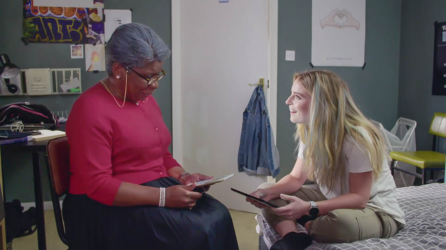 Na̱ʼná ña̱ va̱xi nu̱ú video ña̱ naní “Kúsi̱íní-iniyó tá nátúʼunyó xíʼin na̱ yiví. Ná taxiyó chindeétáʼan Jehová xíʼinyó: Na̱ hermanoyó”. Ñá hermana ñá xa̱a̱ chée káʼviñá Biblia xíʼin ñá Coral tá ku̱a̱ʼa̱n ñá Rita inka ñuu.