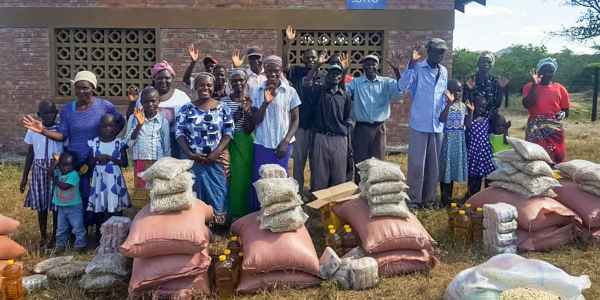 Na̱ hermano ndítana yatin yéʼé salón ta ndóo bolsa comida nu̱úna.