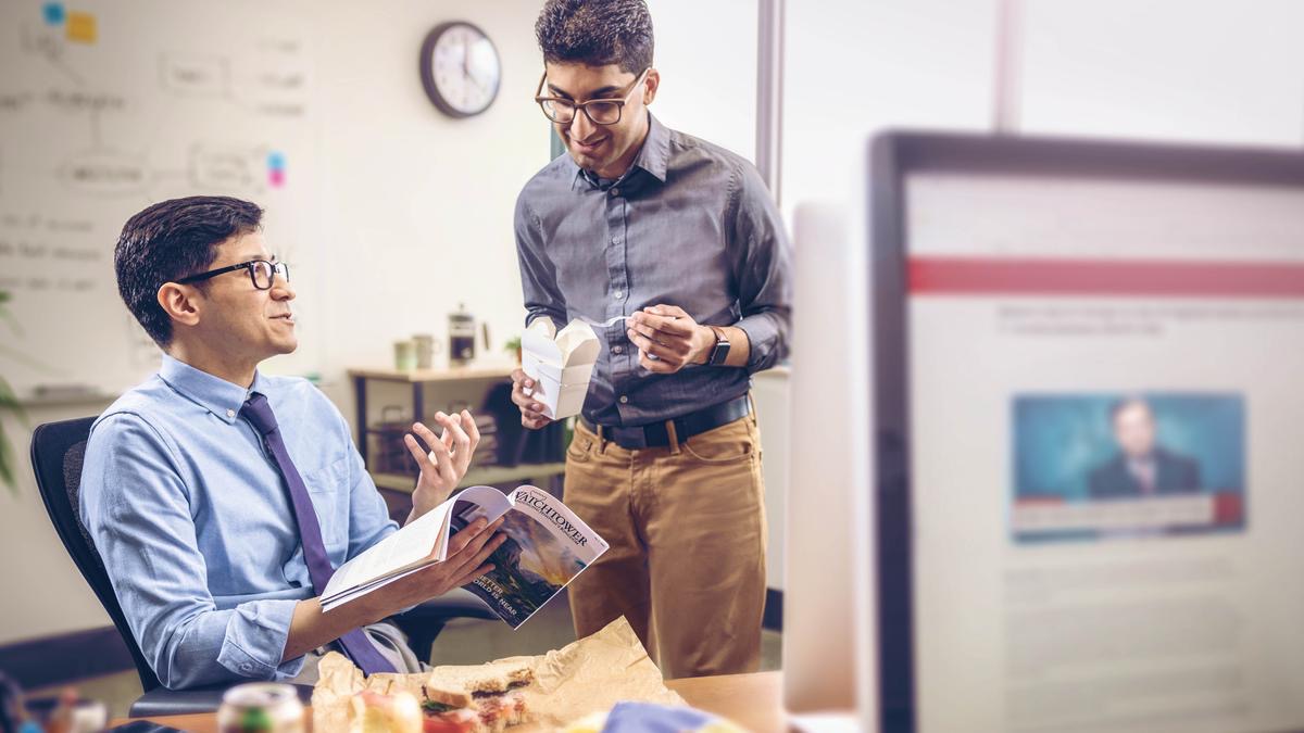 Iin ta̱ hermano nátúʼunra xíʼin iin ta̱ káchíñu xíʼinra tá ke̱é xíxina.